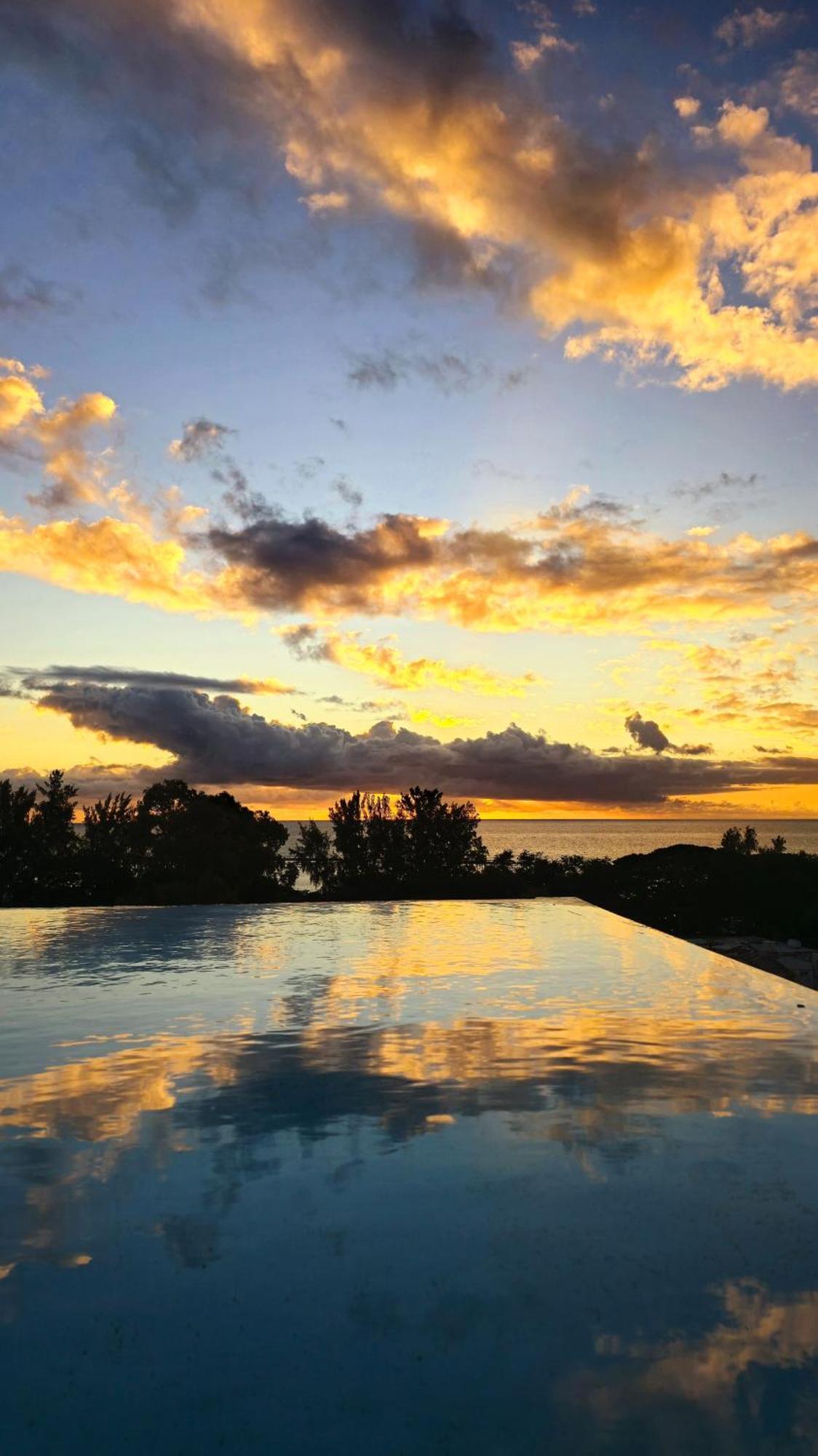 Luxury Penthouse With Infinity Pool & Stunning Sea View Διαμέρισμα Flic-en-Flacq Εξωτερικό φωτογραφία